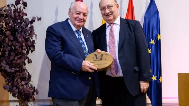 En la imagen, el doctor Mario Rodríguez, presidente de Hospitales Universitarios San Roque, recibió el galardón de manos José María Martínez García, presidente de New Medical Economics. / AH