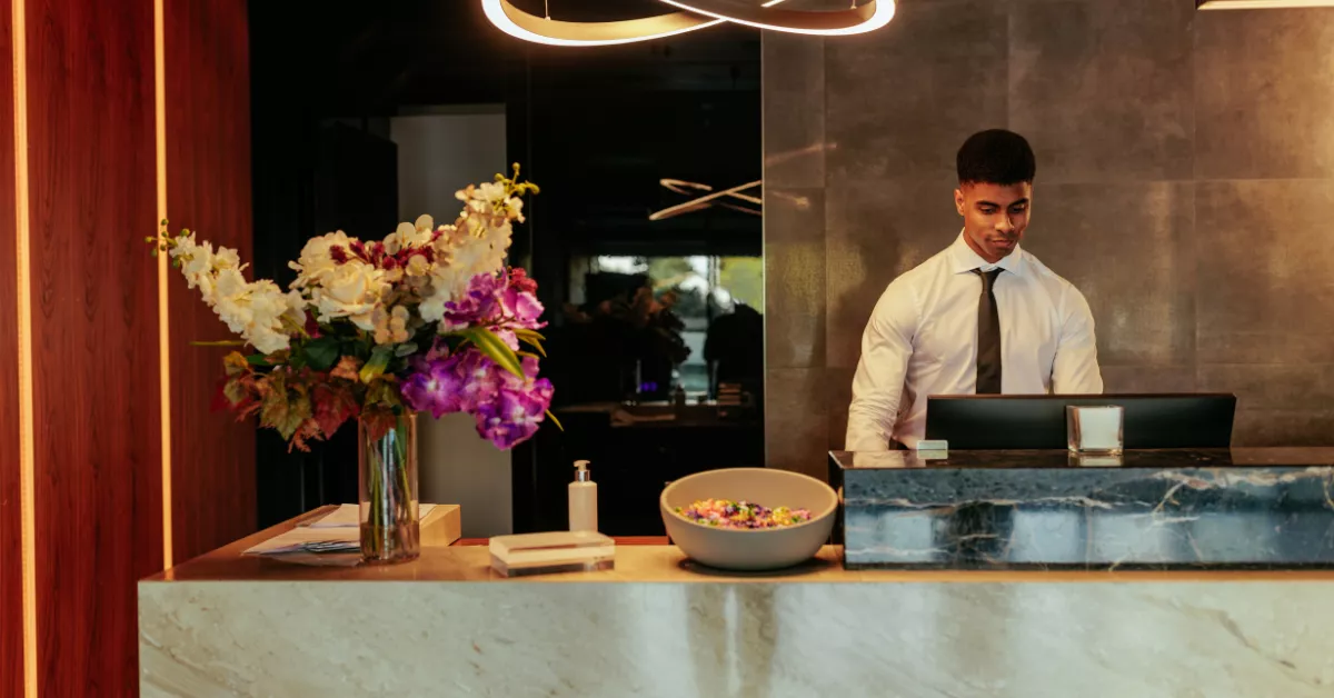 Trabajo vigila de cerca la contratación de fijos discontinuos en hoteles canarios. En la imagen, el recepcionista de un hotel / AH