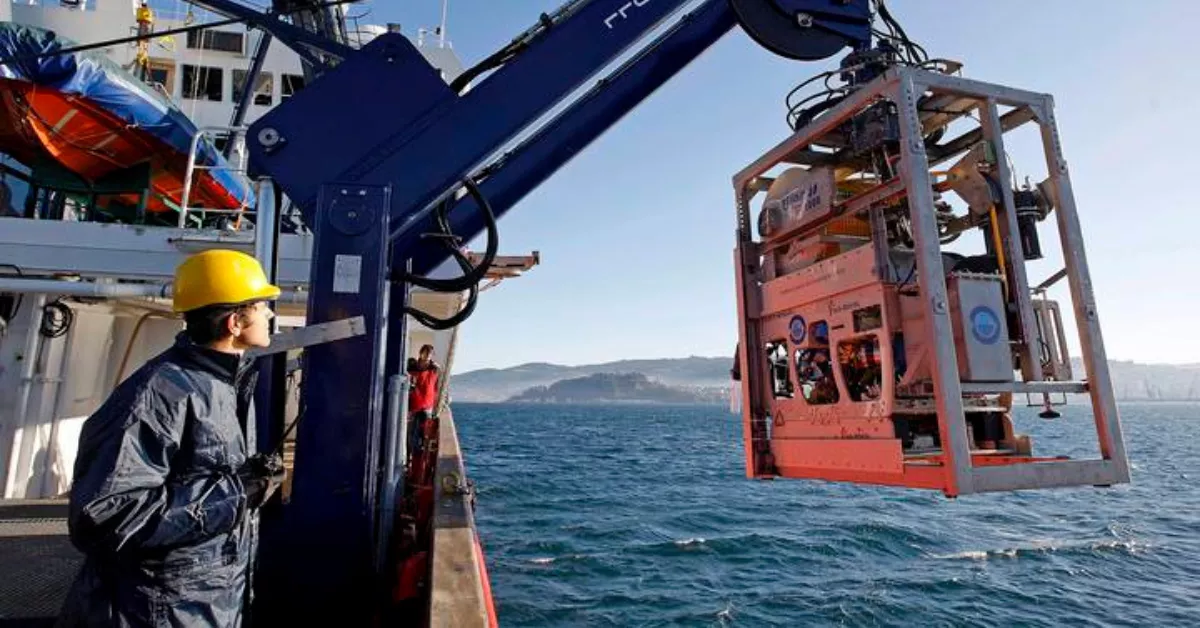 Varios operarios del buque oceanográfico Sarmiento de Gamboa junto al denominado Liropus 2000 / EFE - SALVADOR SAS