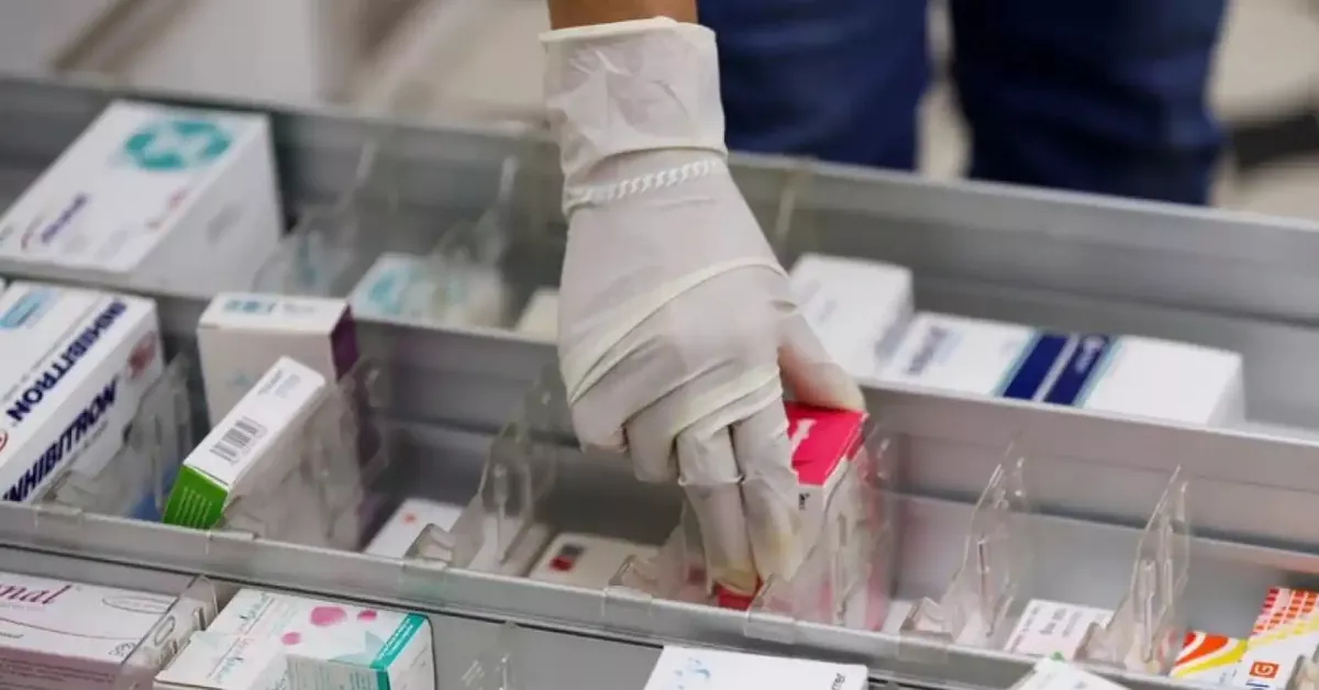 Imagen de archivo de gestión de medicamentos en una farmacia / EFE