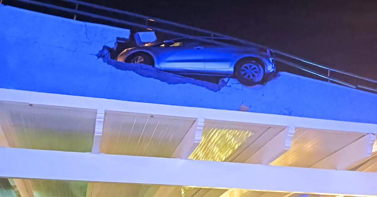 Imagen de un vehículo que ha derribado un muro en Adeje. / POLICÍA LOCAL ADEJE