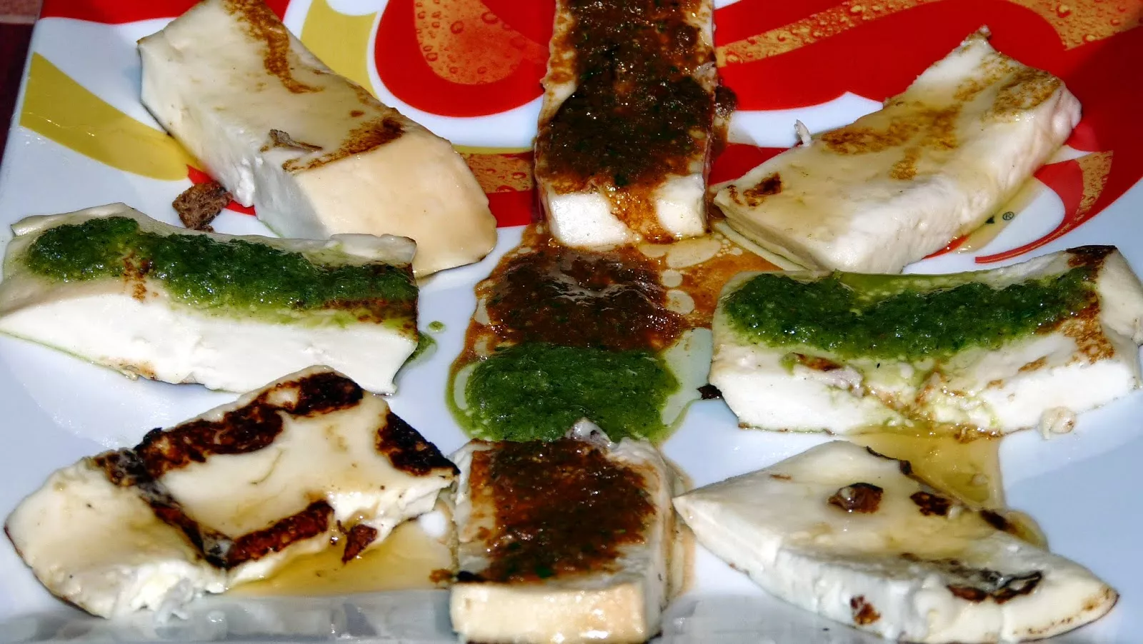 El queso asado con mojo y miel de palma es uno de los enyesques más populares de la gastronomía canaria./ X.