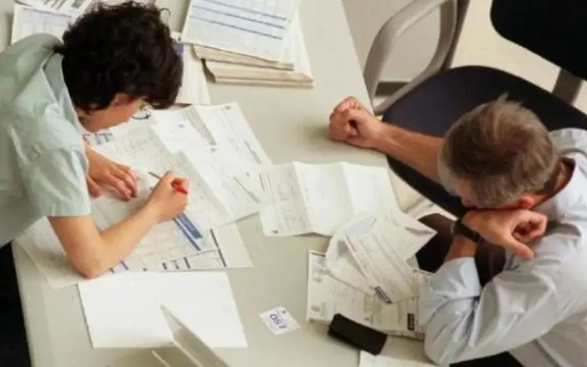 Dos autónomos realizan trámites burocráticos. / EFE