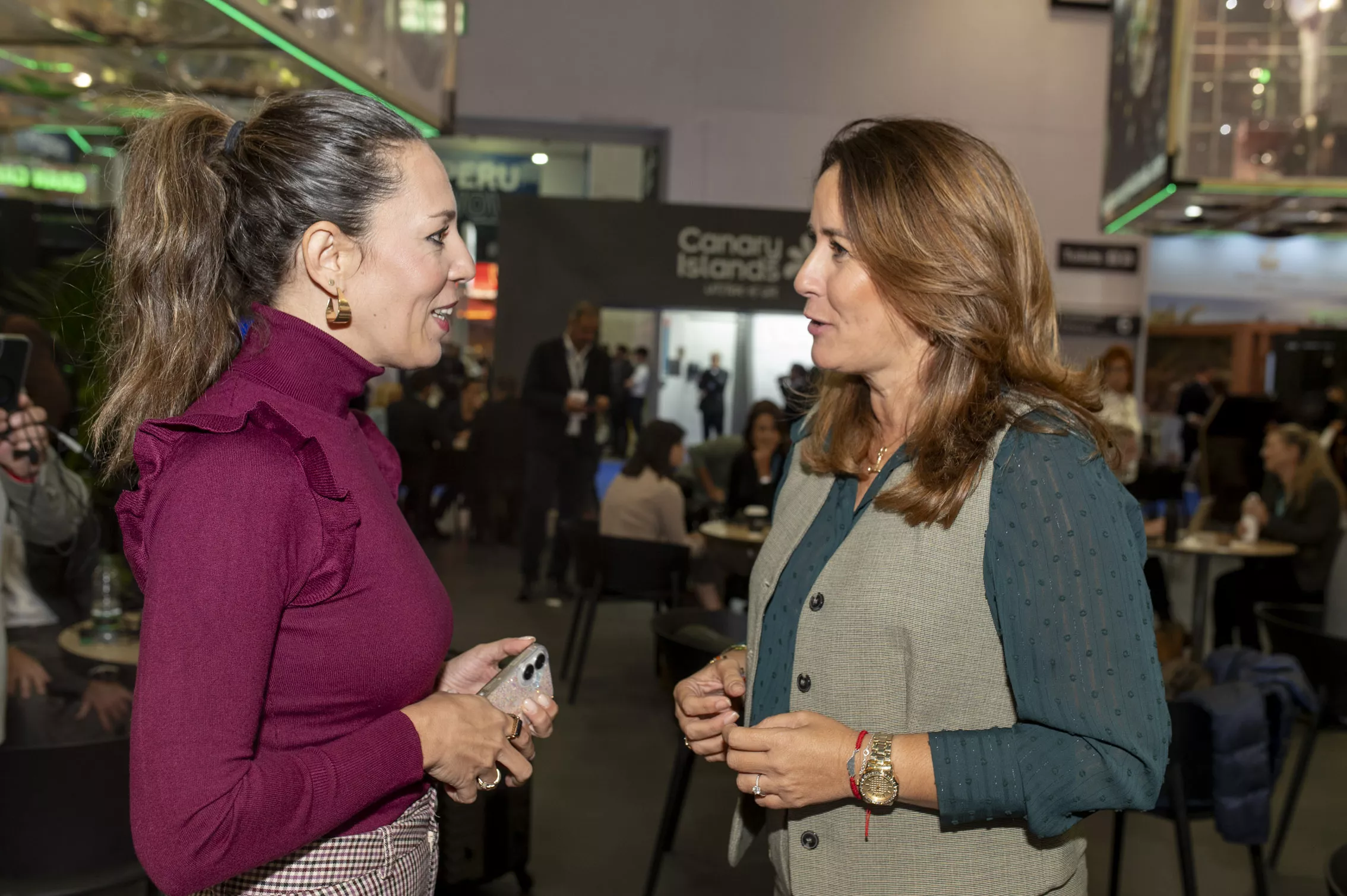 Canarias recibirá el 60% de la facturación que dejará el turismo británico en España este invierno. Jessica de León, en la imagen, dialoga con Lola García, presidenta del Cabildo de Fuerteventura. / NACHO GONZÁLEZ