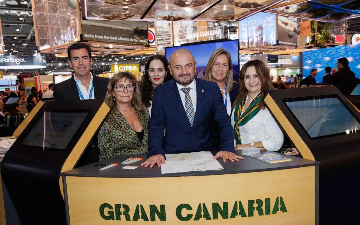 Carlos Álamo, junto a parte del equipo de la Consejería de Turismo, en el stand de Gran Canaria. / AH