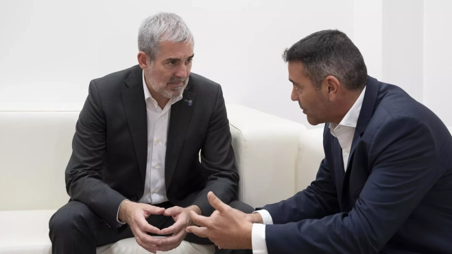 Detalle del encuentro entre Fernando Clavijo y Oswaldo Betancort. / ADRIEL PERDOMO-EFE Detalle del encuentro entre Fernando Clavijo y Oswaldo Betancort. / ADRIEL PERDOMO-EFE