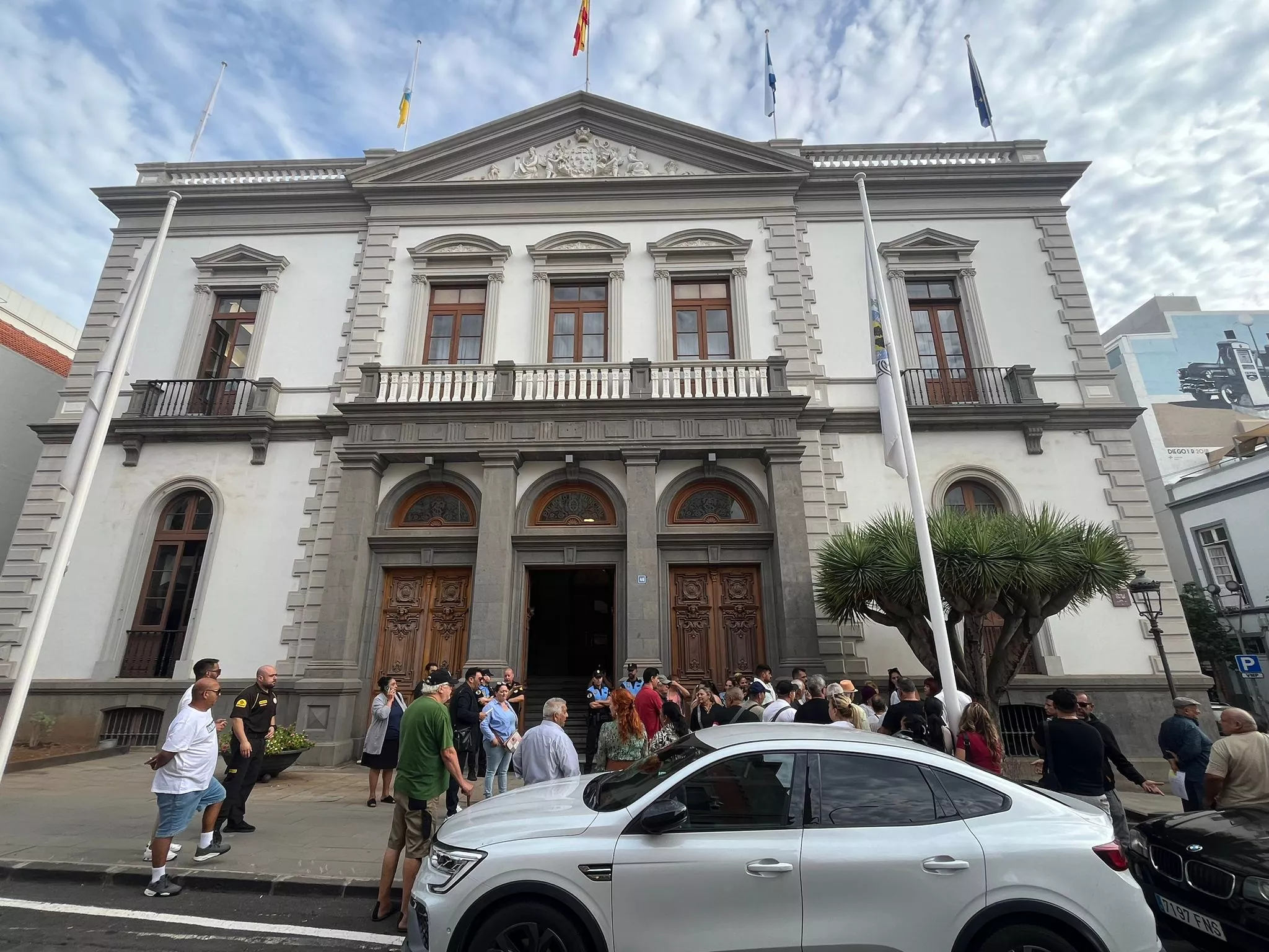 Comerciantes del Rastro de Santa Cruz en las puertas del ayuntamiento / AH / BELA CABRERA