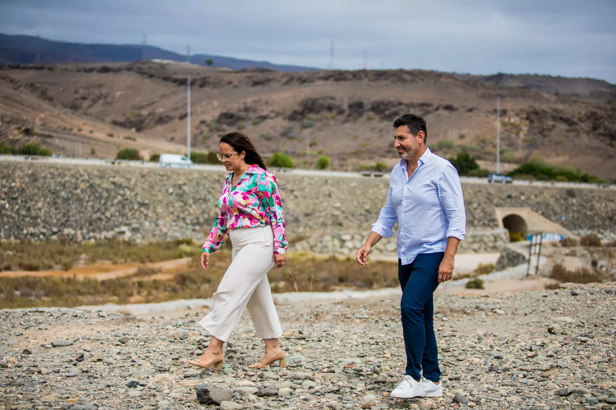 San Bartolomé apuesta por el lujo: complejo cinco estrellas en Bahía Feliz y villas en El Salobre. En la imagen, Davinia Ramírez y Alejandro Marichal, concejala de Urbanismo y primer teniente alcalde de San Bartolomé de Tirajana. / AH