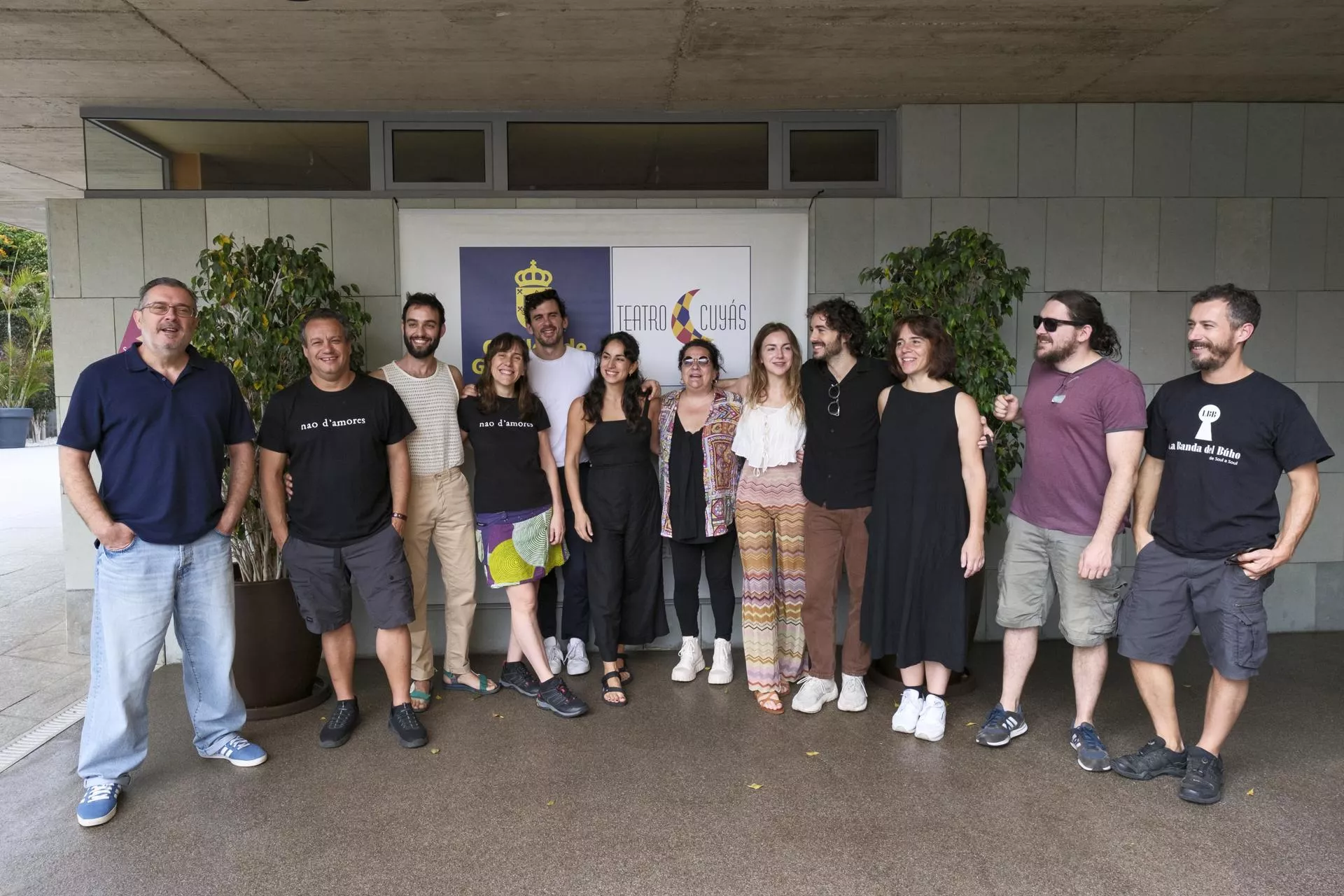 La directora Ana Zamora (4i), Premio Nacional de Teatro en 2023, presentó este jueves, acompañada por los artistas de su compañía, 'El castillo de Lindabridis', la obra de Calderón de la Barca que se representa en el Teatro Cuyás. / ÁNGEL MEDINA G.-EFE