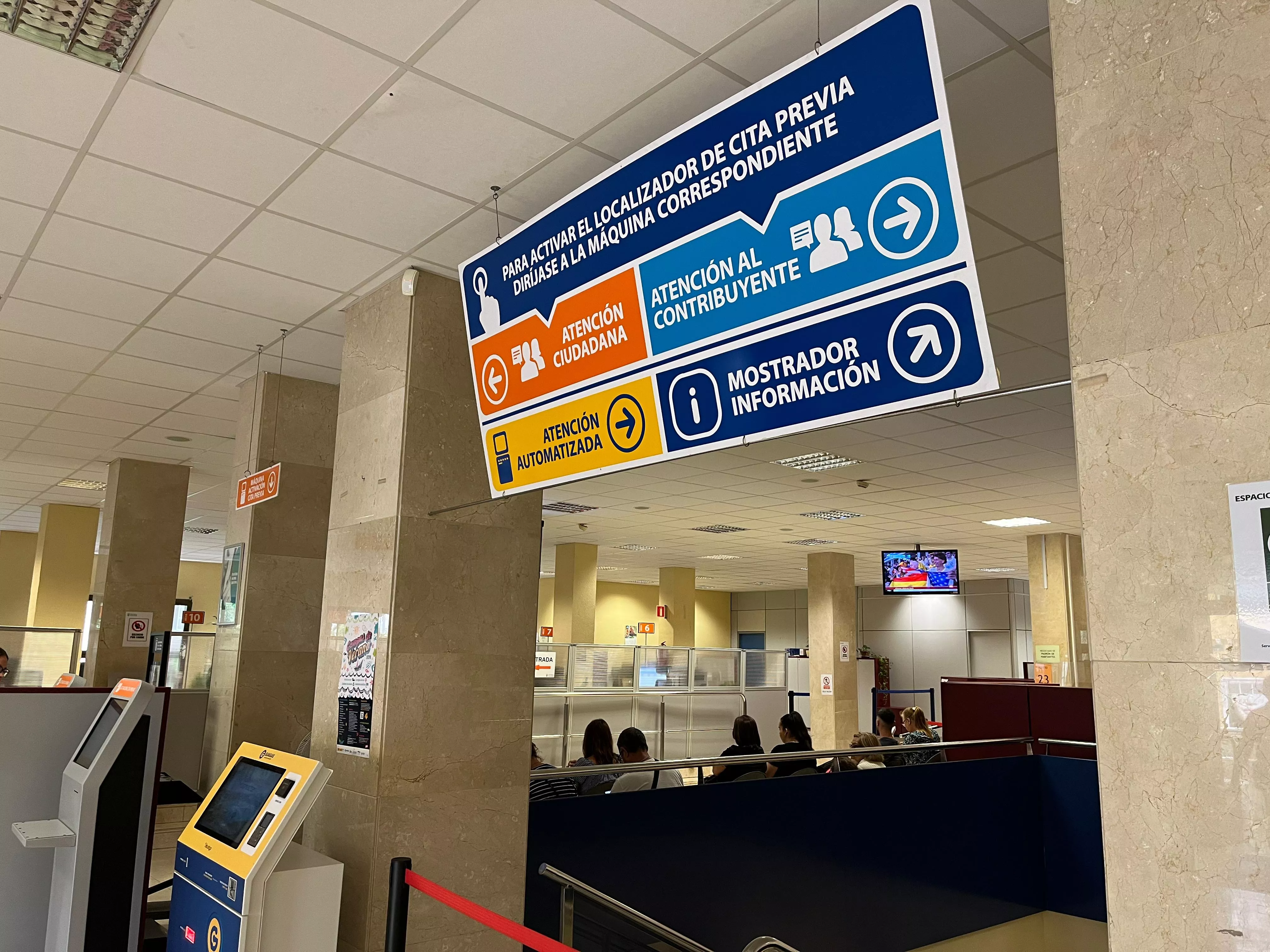 Las Palmas indemniza con 32.000 euros a una empleada que ejerció funciones superiores a su categoría. En la imagen, oficinas municipales del ayuntamiento de la capital grancanaria. / AH