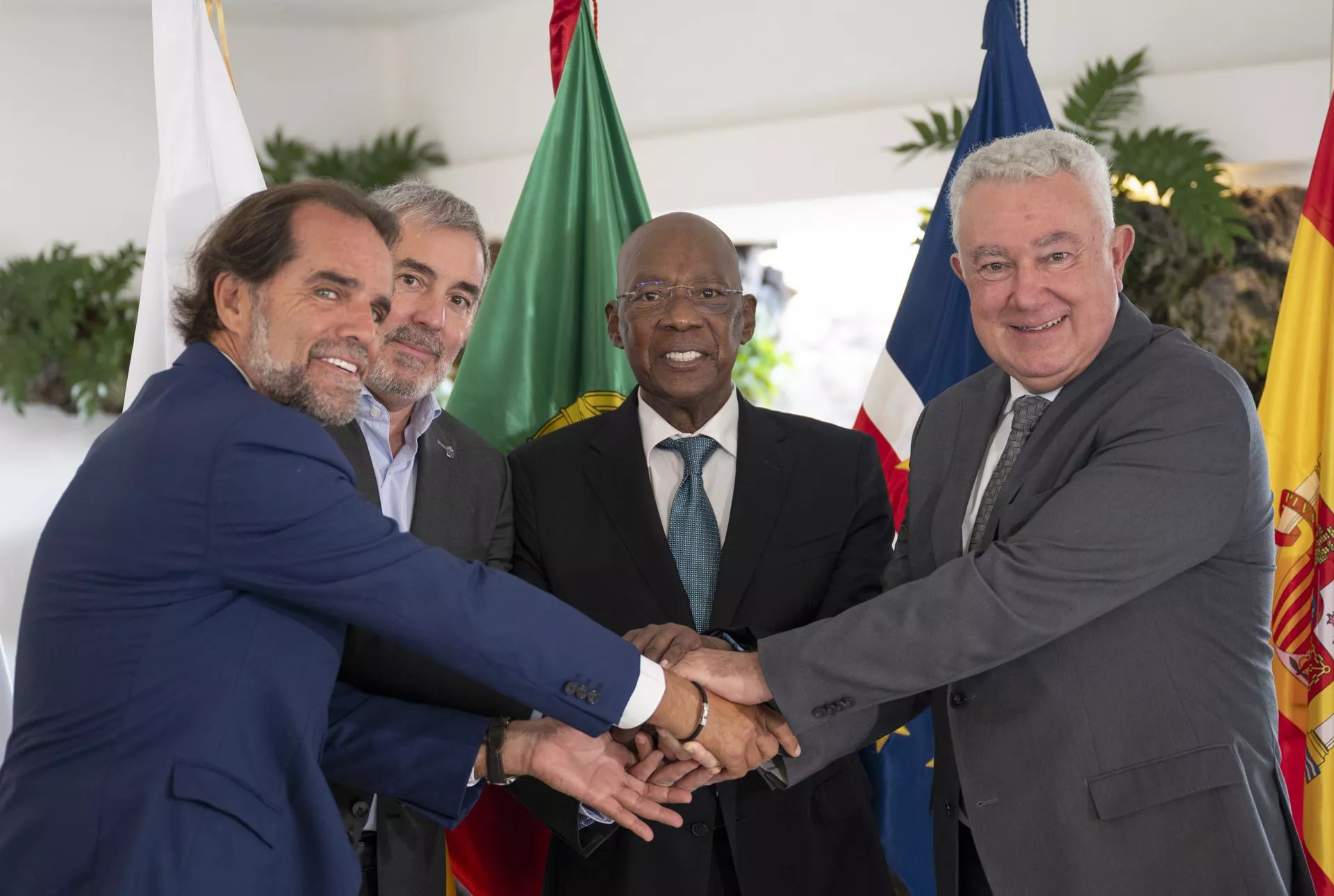 Los presidentes de los gobiernos autonómicos de Canarias, Fernando Clavijo (2i), y de Madeira, Miguel Alburquerque (i); el vicepresidente de Azores, Artur Manuel Leal (d); y el ministro de Asuntos Exteriores de Cabo Verde, José Filomeno Monteiro (2d). / ADRIEL PERDOMO-EFE
