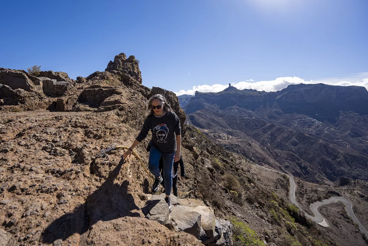 La compositora grancanaria Laura Vega en el sendero que asciende desde el Centro de Interpretación hasta el Roque Bentayga./ CEDIDA
