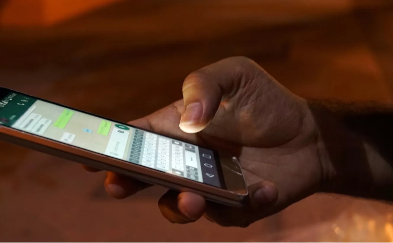 Usuario con su teléfono móvil./ ARCHIVO