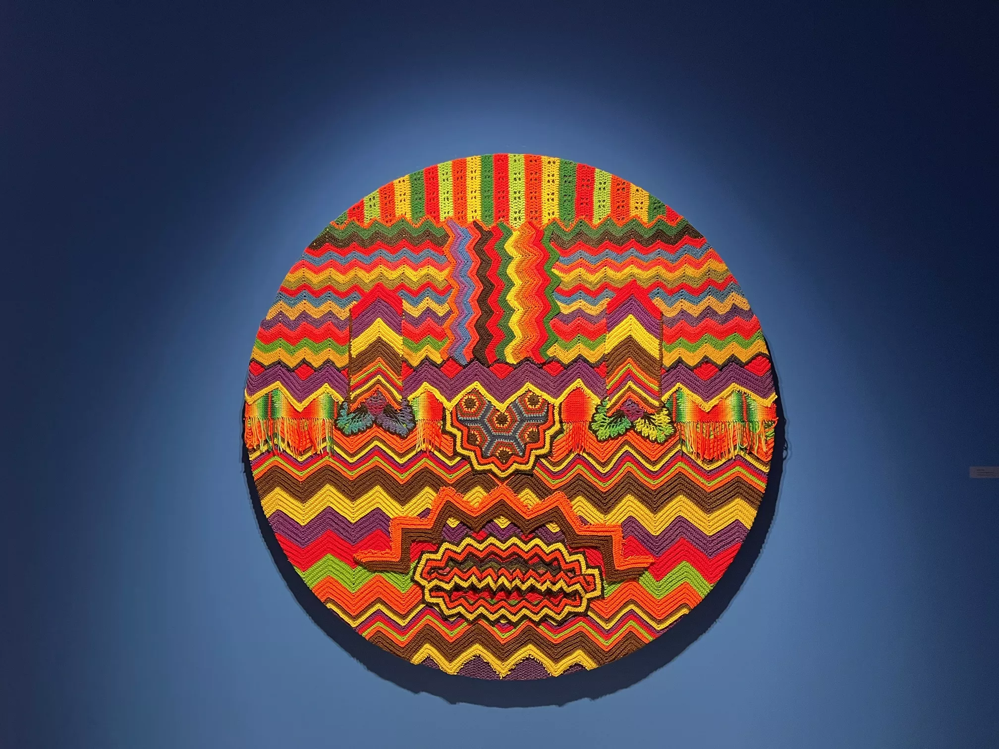 Fotografía de una de las obras de Zak Owé incluidas en 'Cepa Virulenta', que se puede visitar en el CAAAM hasta el 9 de febrero de 2025. / EFE