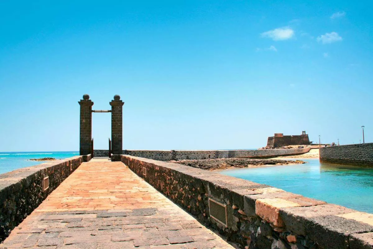 El Puente Levadizo o Puente de Las Bolas por el que se accede al Castillo de San Gabriel es una de las construcciones más emblemáticas de Lanzarote./ ISLAS CANARIAS.