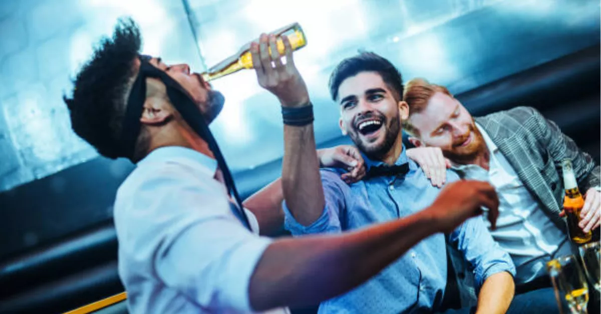 Imagen de amigos borrachos en un bar / PEXELS 