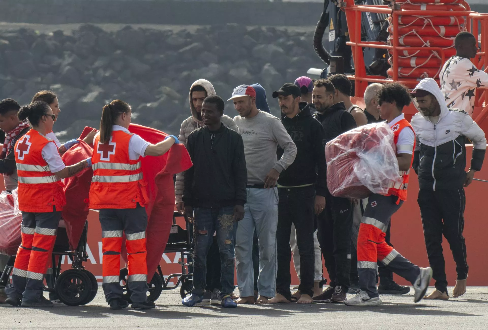 El buque de Salvamento Marítimo "Guardamar Caliope" rescata a un grupo de migrantes./ EFE