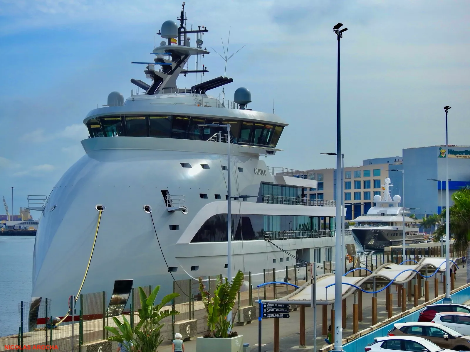 Los megayates 'Olivia O' y 'Kobo', atracados en el Muelle Sanapú de Las Palmas de Gran Canaria. / NICOLAS AROCHA