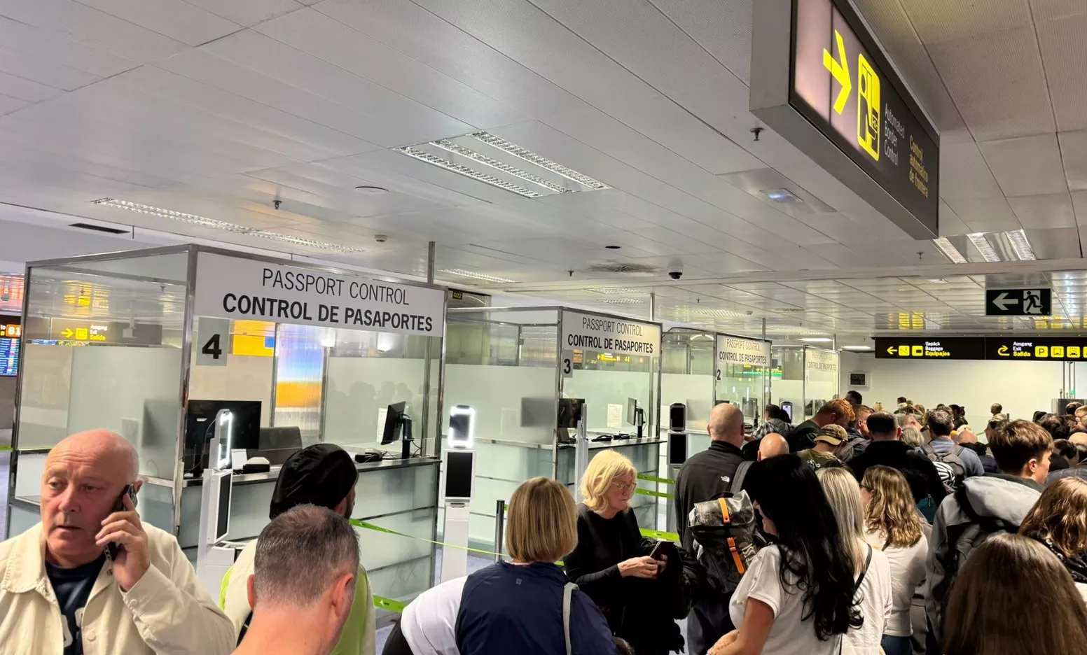 Cola de pasajeros en el aeropuerto de Tenerife Sur./ ASHOTEL