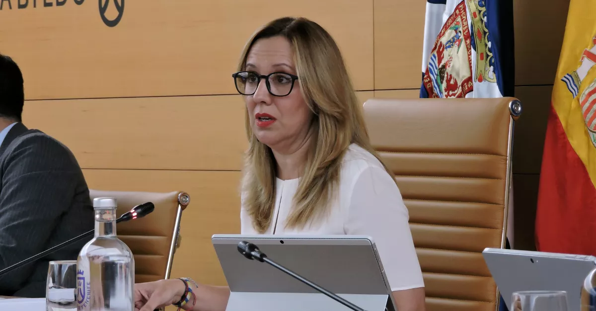 La presidenta de Tenerife, Rosa Dávila, durante un pleno en el cabildo. / CARLA DOMÍNGUEZ-EFE