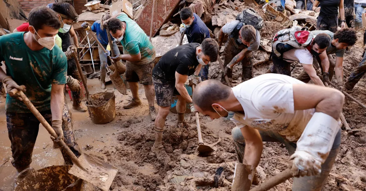 Voluntarios ayudando a quitar barro en Paiporta (Valencia) tras el paso de la DANA / BIEL ALINO - EFE