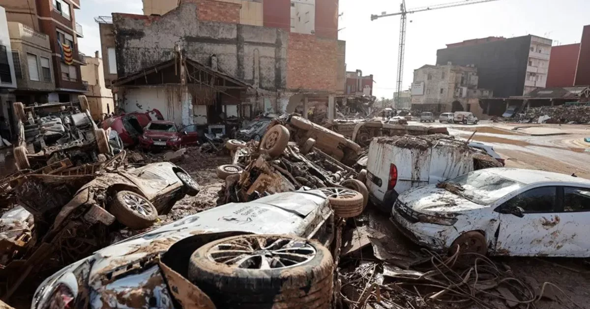 Vehículos afectados por la DANA en Valencia. EFE/Manuel Bruque