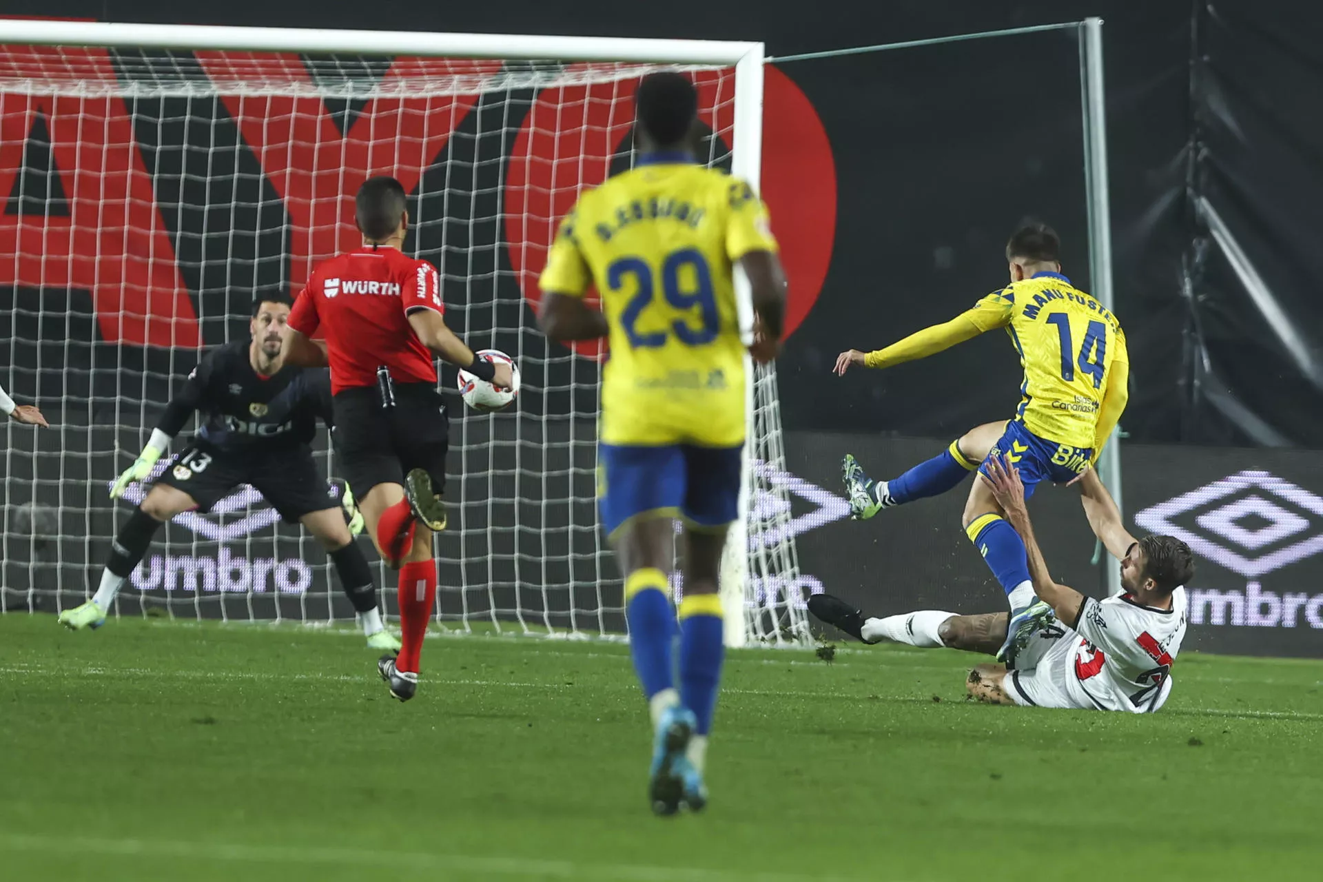 En la imagen, Manu Fuster chuta para hacer el 0-3. / KIKO HUESCA-EFE