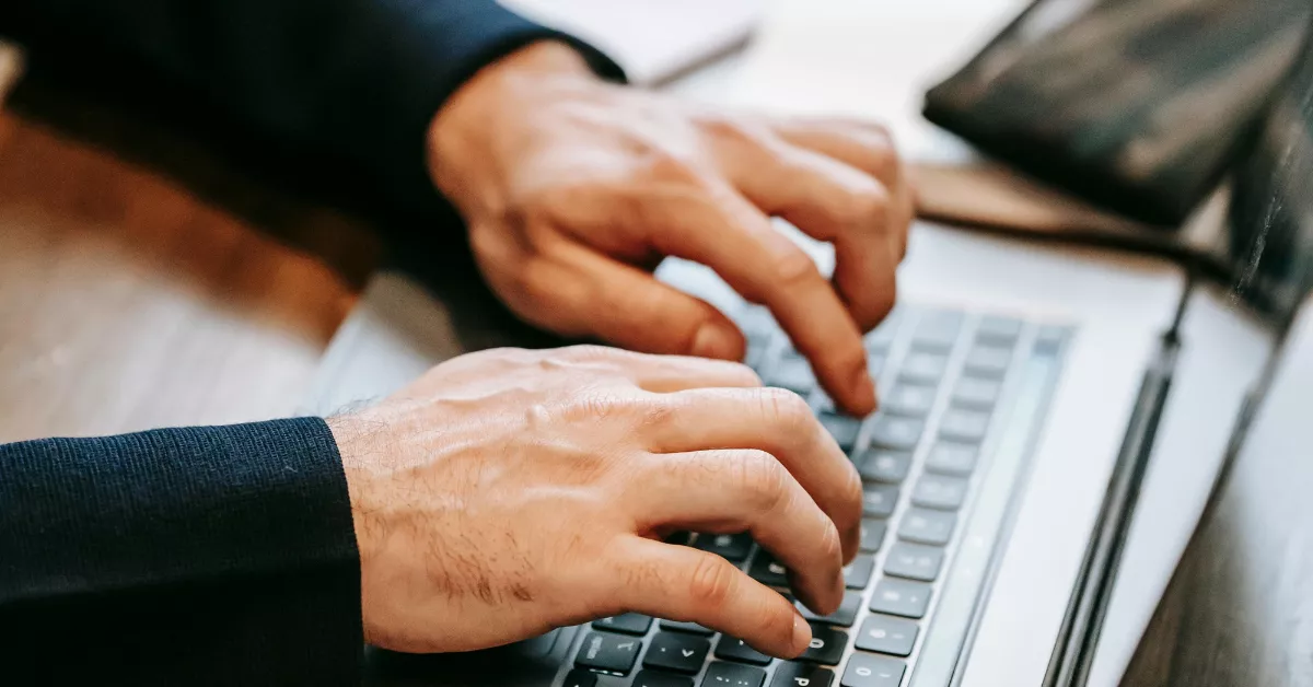 Imagen de un hombre trabajando con un ordenador / PEXELS