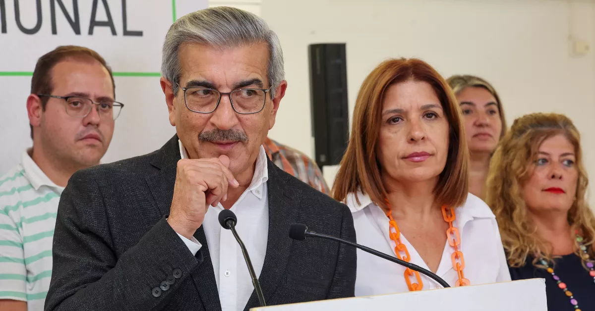 Román Rodríguez acusa a CC de repetir "la derecha insularista" de hace 20 años. / EFE Román Rodríguez acusa a CC de repetir "la derecha insularista" de hace 20 años. / EFE