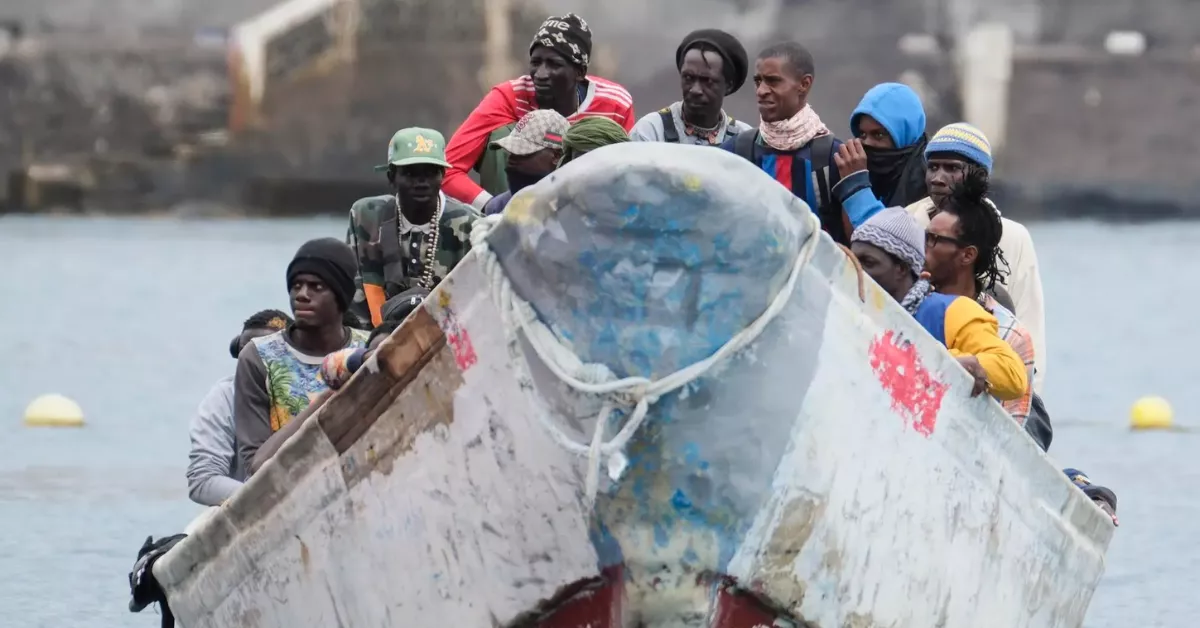 Llegada de migrantes en cayuco. / ALBERTO VALDÉS - EFE