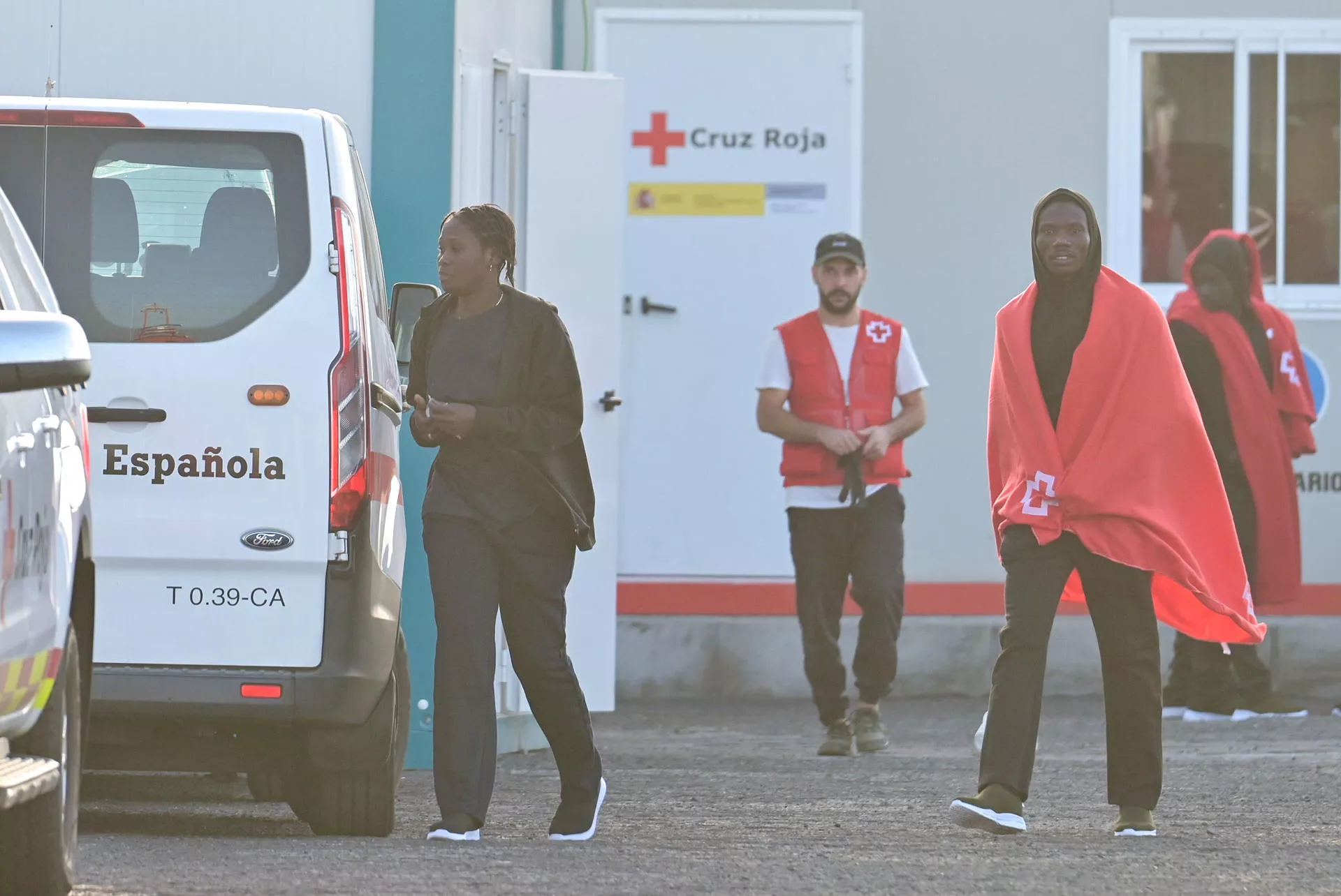 Imagen de archivo de una llegada de cayucos a la isla de El Hierro./ EFE