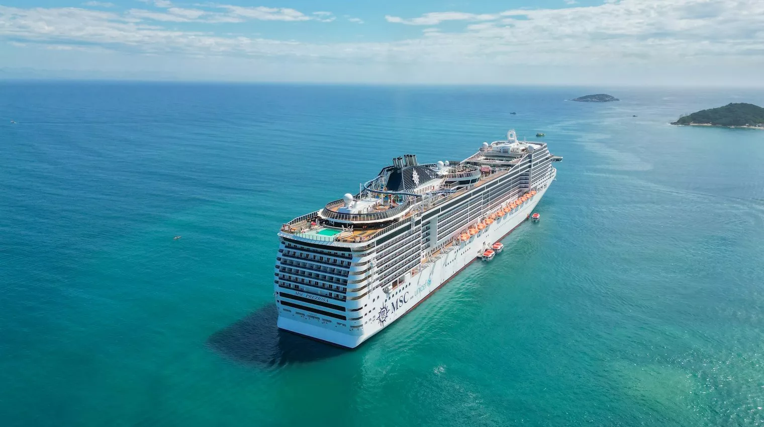 Crucero frente a la costa / MSC CRUCEROS