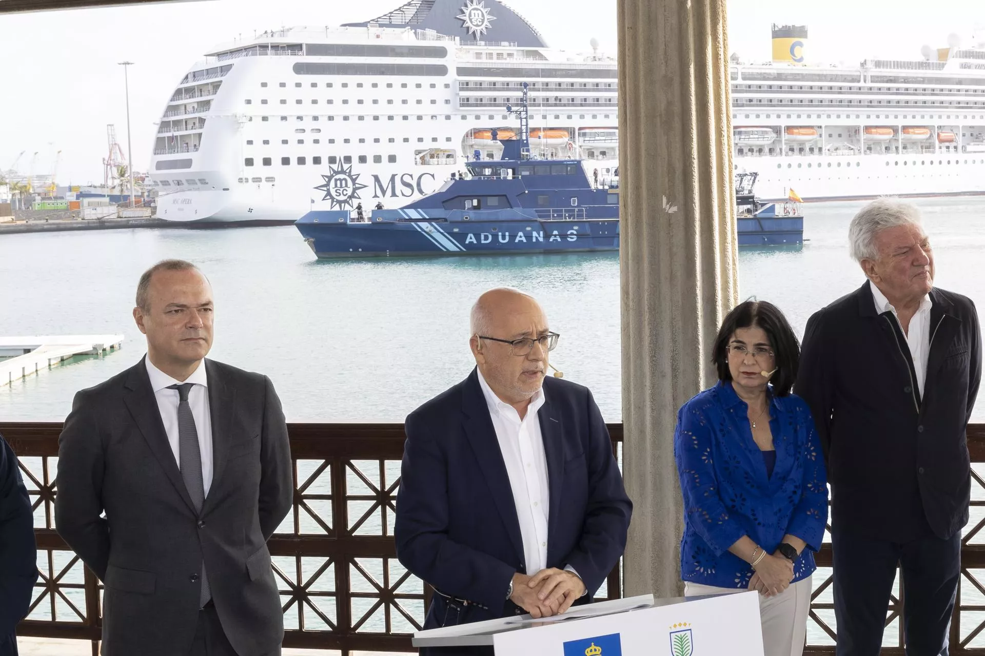 En la imagen, el presidente del Cabildo de Gran Canaria, Antonio Morales (2i), y la alcaldesa de Las Palmas, Carolina Darias (2d), durante la presentación este lunes de la declaración conjunta sobre la planta de gas proyectada. / QUIQUE CURBELO-EFE