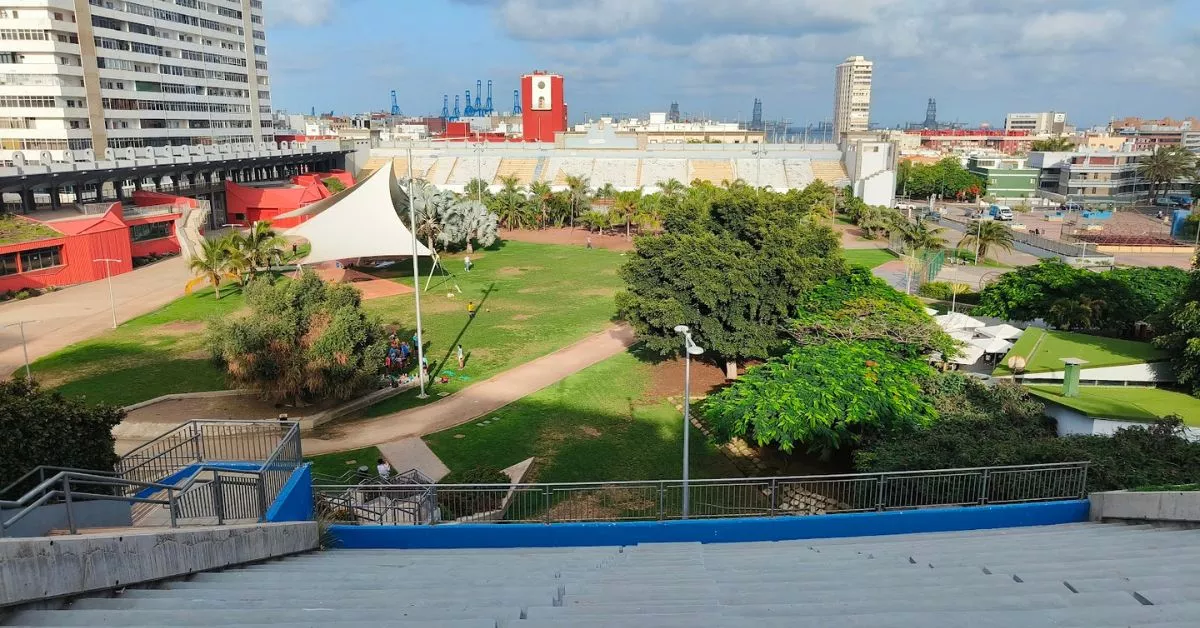 El parque del Estadio Insular visto desde la Grada Curva, con los árboles que se verán afectados por el escenario del Carnaval de Las Palmas de Gran Canaria. / AH
