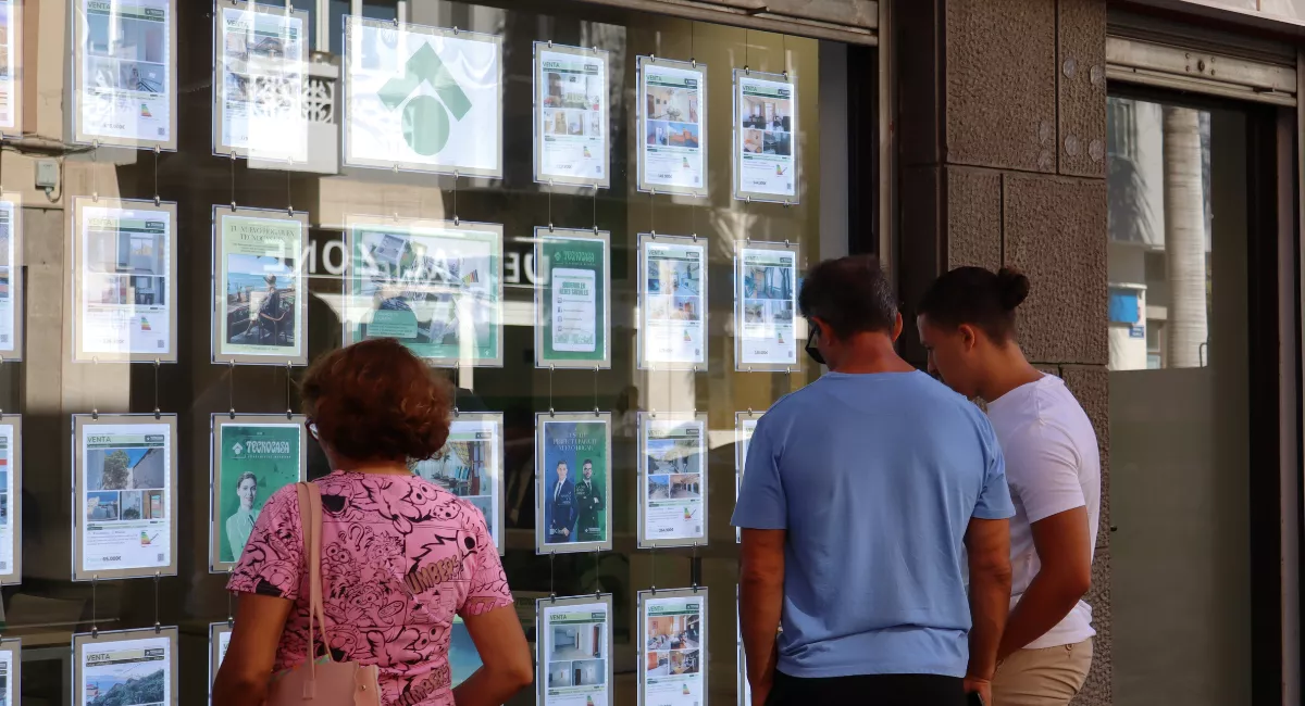 Una familia mira los precios de las vivienda. / ATLÁNTICO HOY