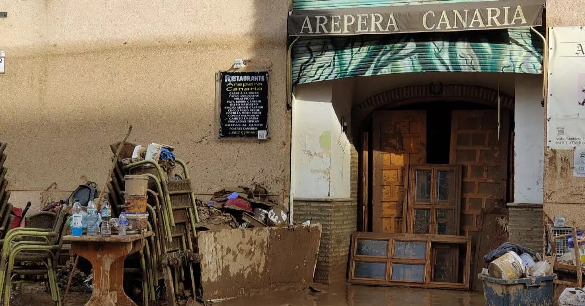 Estado del restaurante Arepera Canaria, en Catarroja, uno de los municipios afectados por la DANA en Valencia. / AH