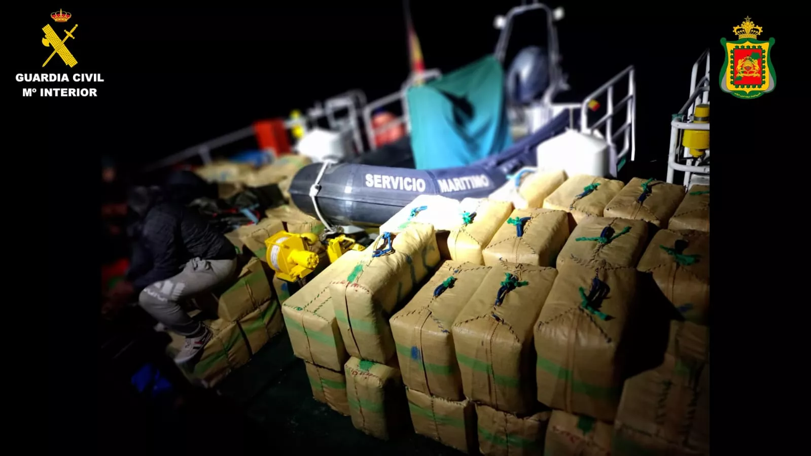 Parte del hachís incautado en dos neumáticas cerca de Gran Canaria./ GUARDIA CIVIL