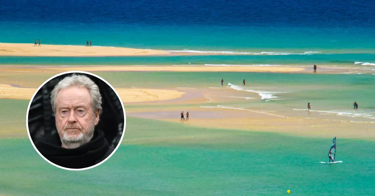 Imagen de una playa de Canarias y Ridley Scott / MONTAJE AH