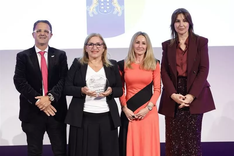 Antonia María Pérez, directora general de Programas Asistenciales del Servicio Canario de la Salud (SCS), recoge el premio en Madrid./ CEDIDA