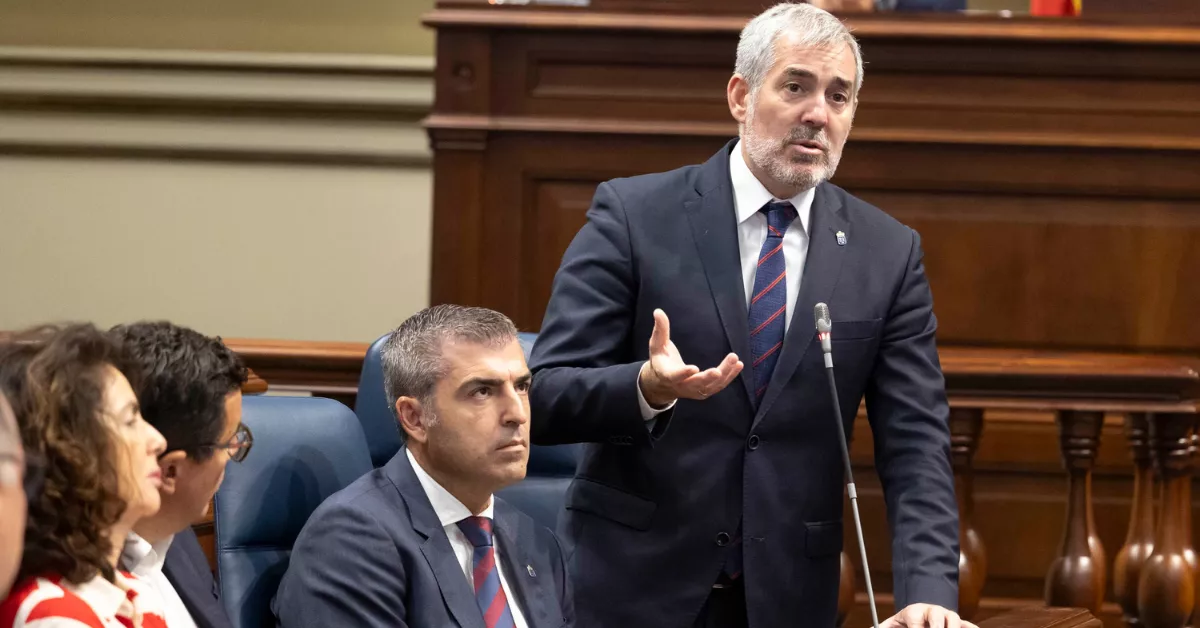 El presidente del Gobierno de Canarias, Fernando Clavijo (d), durante su intervención este martes en el pleno del Parlamento de Canarias. / MIGUEL BARRETO-EFE