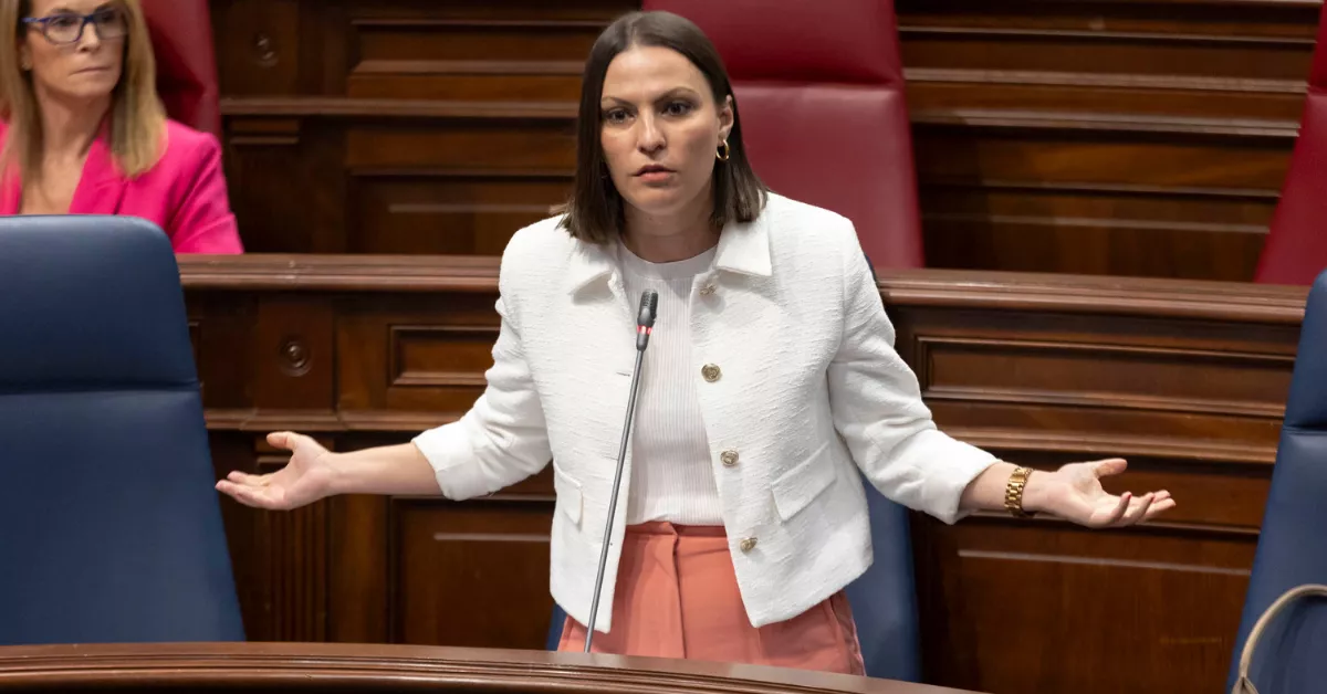 La consejera de Universidades, Ciencia e Innovación y Cultura del Gobierno de Canarias, Migdalia Machín durante su intervención este martes en el pleno del Parlamento de Canarias. / MIGUEL BARRETO-EFE