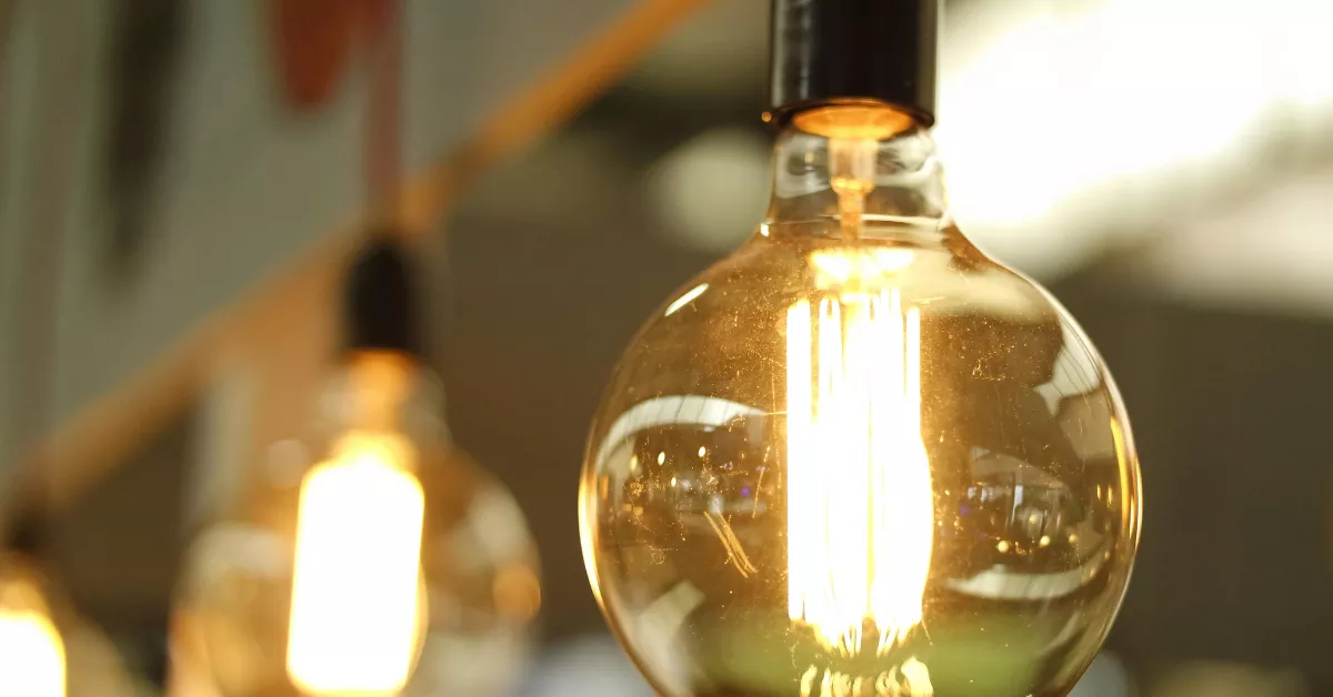 Imagen de un bombillo de luz cálida / PEXELS 