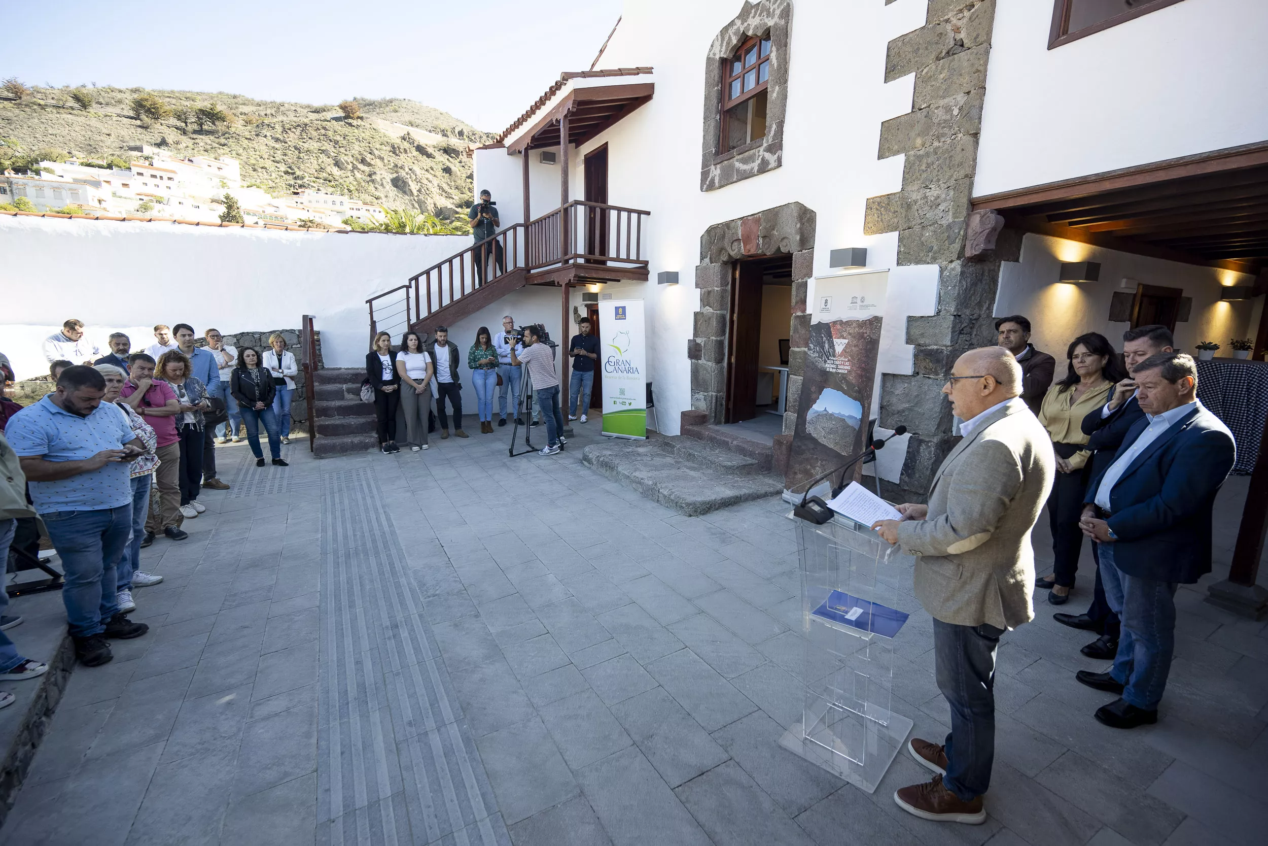 El presidente del Cabildo, Antonio Morales, inaugura el Centro de Gestión e Información del Patrimonio Mundial y la Reserva de la Biosfera en Tejeda./ CEDIDA