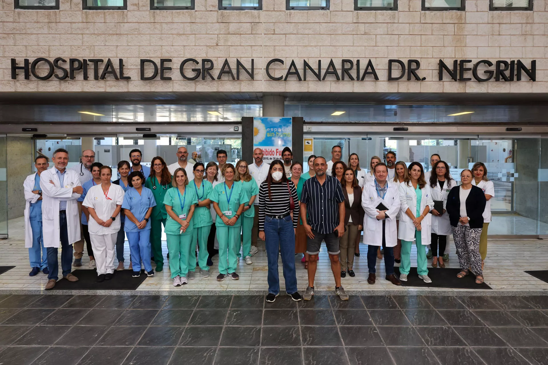 Una vida de latidos renovados: el primer retrasplante de corazón en Canarias. En la imagen, Antía Piñeiro y su padre junto a parte del equipo que participó en su segundo trasplante en el Hospital Negrín. EFE/ Elvira Urquijo A.