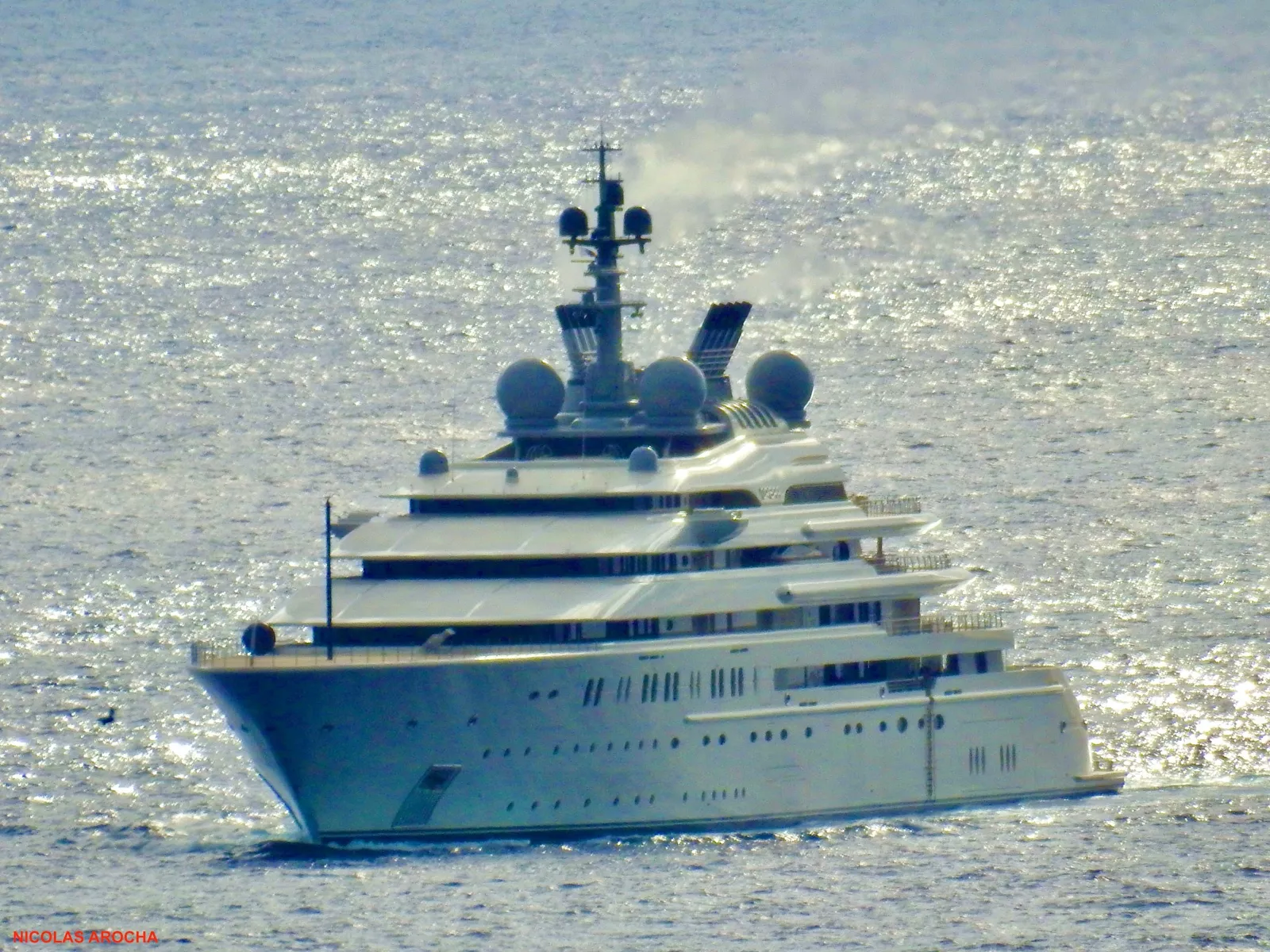 El super yate de lujo 'Opera', propiedad del jeque Abdulah bin Zeyed Al Nahyan, a su llegada al Puerto de Las Palmas este martes. / NICOLÁS AROCHA