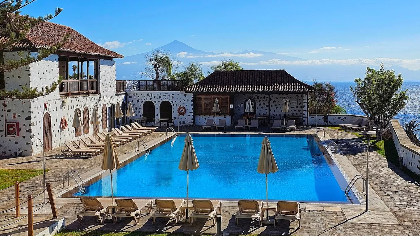 Además de la capital insular y el mar Atlántico, la piscina del Parador de La Gomera ofrece vistas a El Teide./ PARADORES.