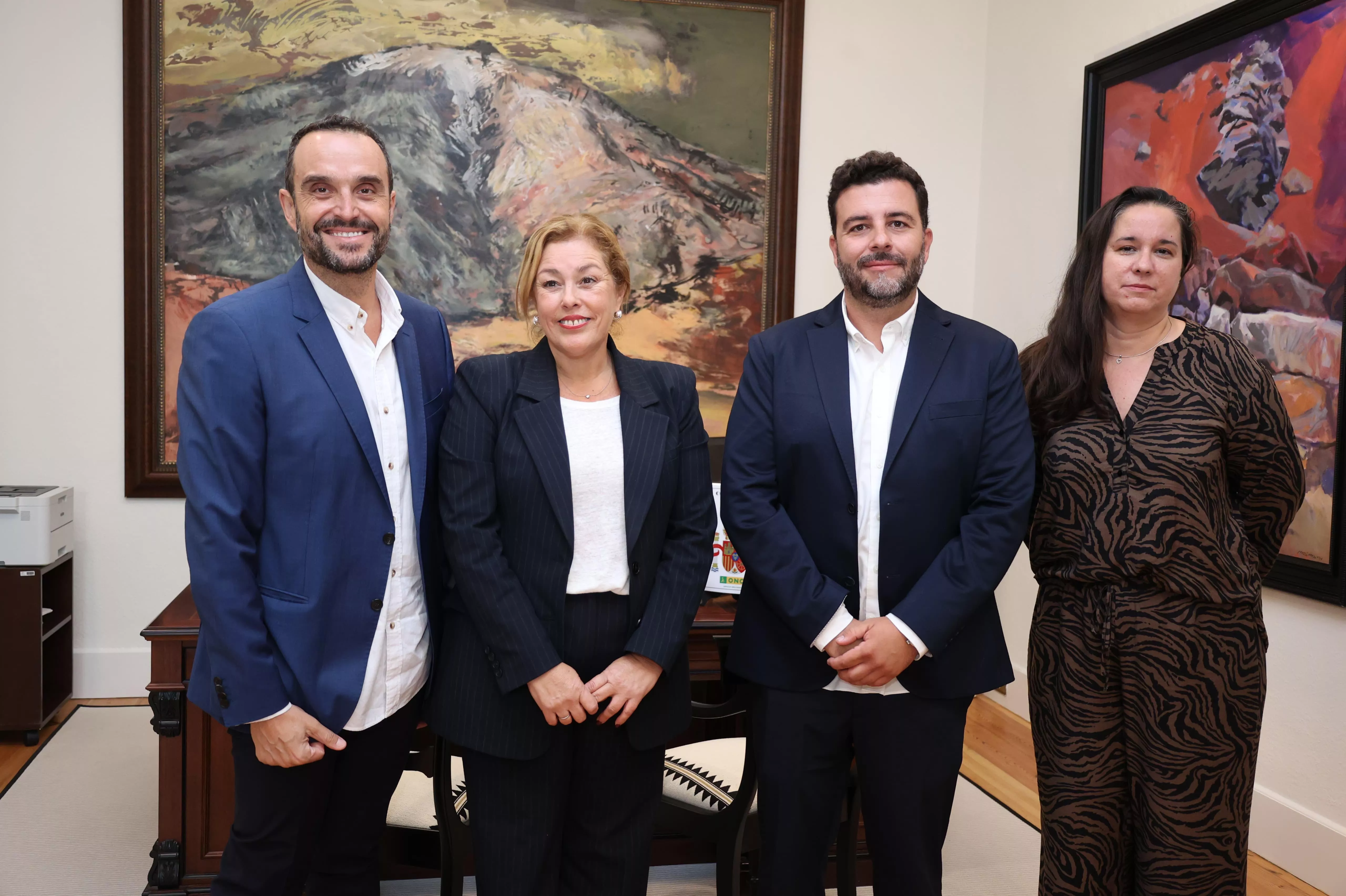 Astrid Pérez recibe a ‘La Plataforma de la Tele’. En la imagen, Santiago Gutiérrez (Suelta el Mando), Astrid Pérez (presidenta del Parlamento de Canarias), Luis Luque (Hormigas Blancas) y Cuchi Jarque (gerente de 'La Plataforma de la Tele'). / AH