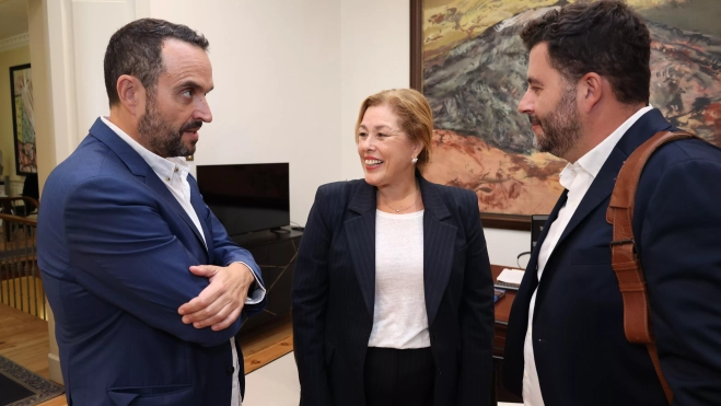 Santiago Gutiérrez, Astrid Pérez y Luis Luque dialogan en los pasillos del Parlamento de Canarias. / AH Santiago Gutiérrez, Astrid Pérez y Luis Luque dialogan en los pasillos del Parlamento de Canarias. / AH