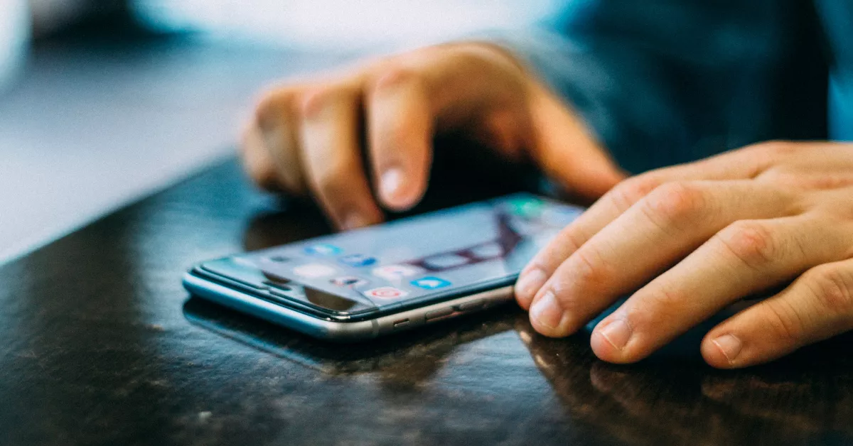 Una persona con un teléfono móvil que ofrece un servicio de telefonía. / IMAGEN DE LA RED