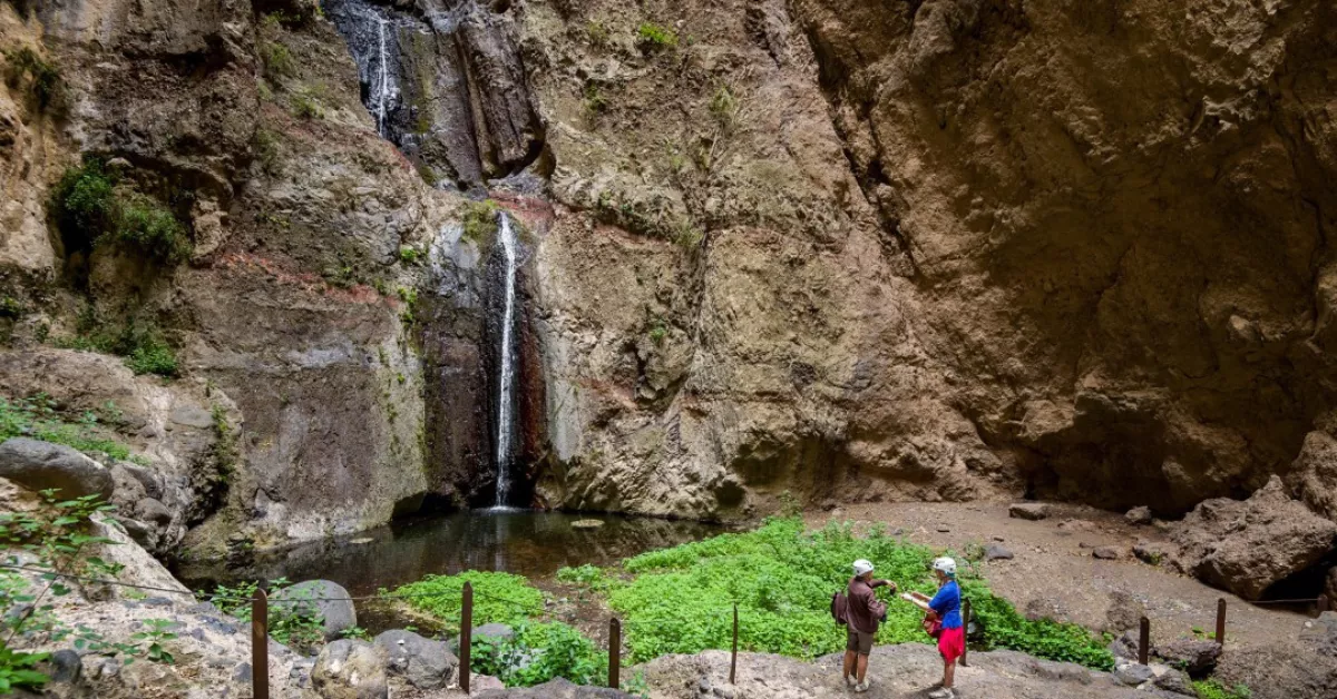 Los senderistas descansan al pie de la cascada antes de emprender el camino de vuelta./ ISLAS CANARIAS.